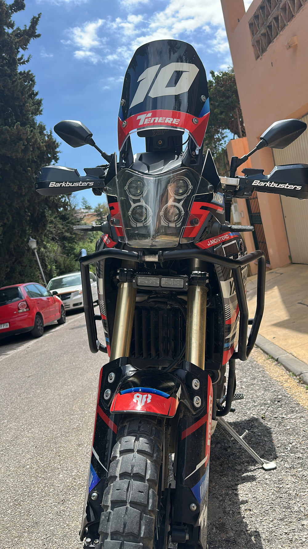 Soporte regulable para barra LED en Ténéré 700, vista de la moto completa