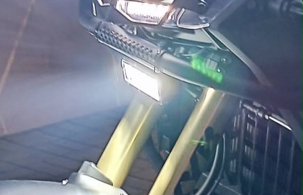 Barra LED instalada en CFMoto 450MT encendida de noche