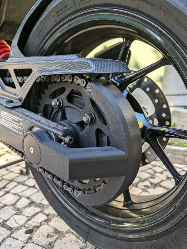 Detalle del protector de cadena y piñón en BMW F900XR