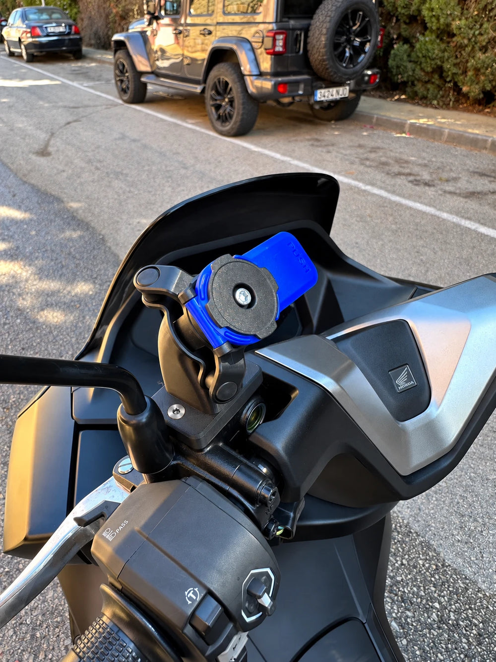 Vista del soporte Quad Lock montado en el manillar del Honda PCX