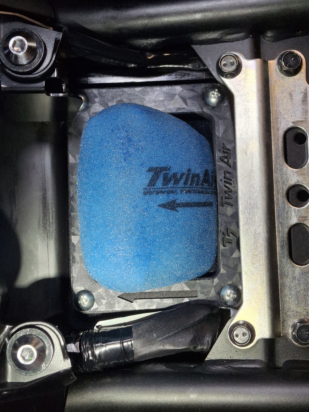 Marco prefiltro instalado con el prefiltro Twin Air en la Yamaha Ténéré 700