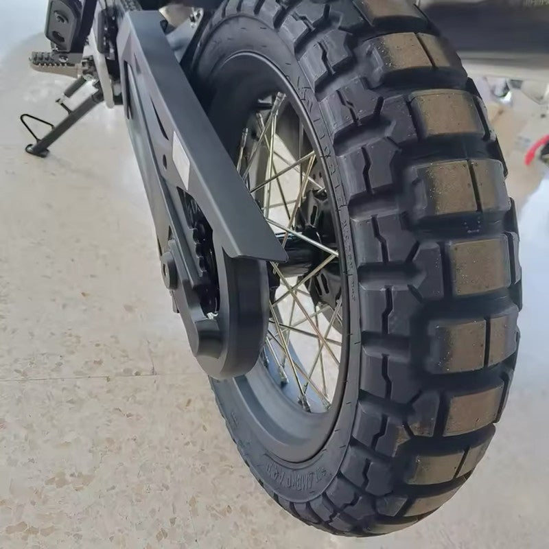 Protector de cadena y piñón instalado en Husqvarna Norden 901