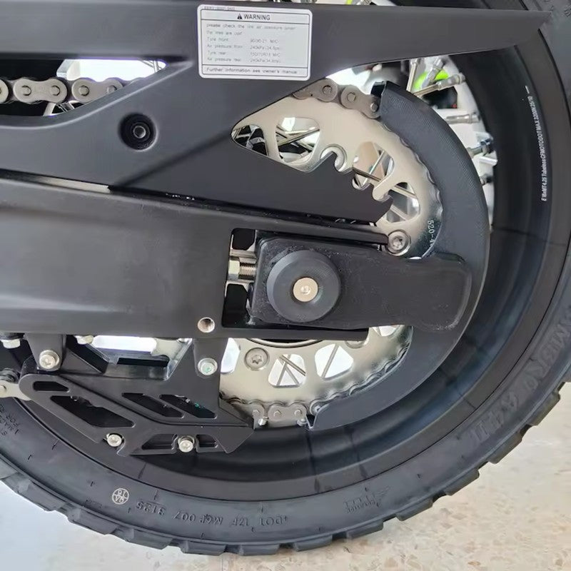 Protector de cadena y piñón trasero en la rueda de la Husqvarna Norden 901