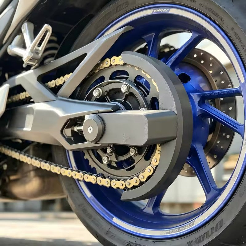 Detalle del protector de cadena y piñón en la Yamaha Tracer 9