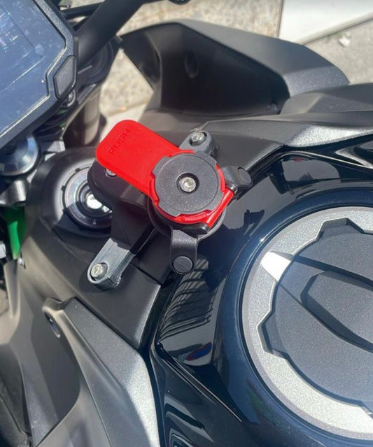 Soporte depósito Quad Lock instalado en el depósito de la Kawasaki Z900