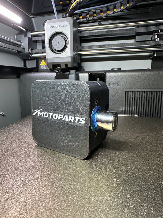 Cuerpo del soporte antirrobo recién impreso en 3D con el logo MotoParts