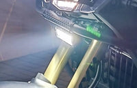 Barra LED instalada en CFMoto 450MT encendida de noche