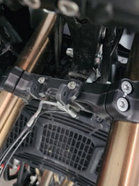 Detalle de la abrazadera regulable del soporte para barra LED en CFMoto 450MT