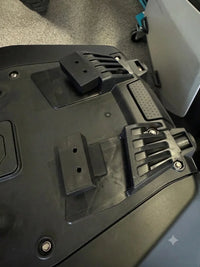 Detalle del adaptador impreso encajado en la maleta Vario BMW R 1300 GS