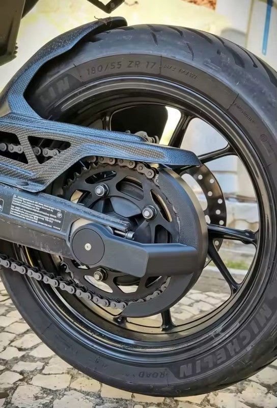 Protector de cadena y piñón instalado en BMW F900XR