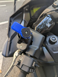 Soporte Quad Lock instalado sobre la tapa del depósito de líquido de frenos en Honda