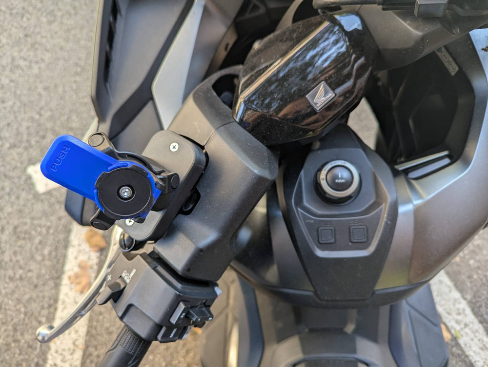 Detalle del soporte Quad Lock montado en el Honda Forza 750