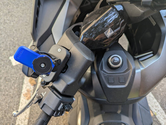 Detalle del soporte Quad Lock montado en el Honda Forza 750