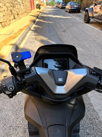 Soporte Quad Lock instalado en Honda PCX, compatible también con Forza 125/350