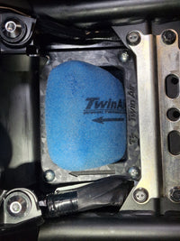 Marco prefiltro instalado con el prefiltro Twin Air en la Yamaha Ténéré 700