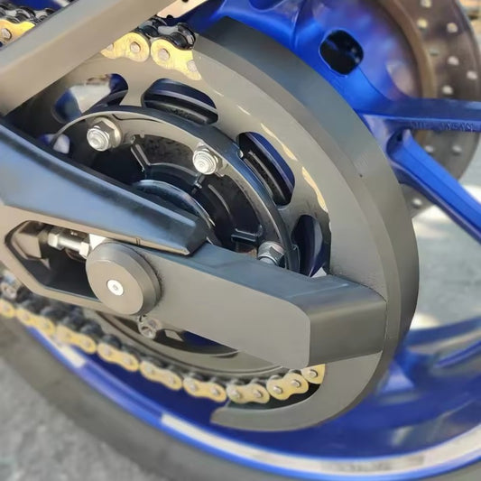 Protector de cadena y piñón trasero instalado en Yamaha Tracer 9